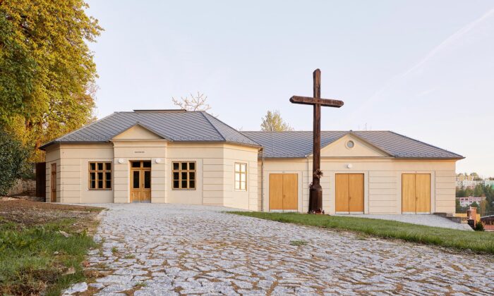 Zanedbaný dům na&nbsp;okraji hřbitova ve&nbsp;Vimperku se&nbsp;proměnil na&nbsp;smuteční síň s&nbsp;dřevěnými stropy