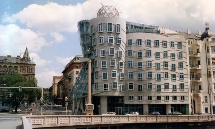 Tančící dům slaví 30 let velkou výstavou plnou archivních materiálů i&nbsp;původního vybavení