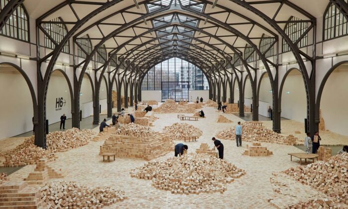 Bývalá nádražní budova Hamburger Bahnhof se&nbsp;proměnila na&nbsp;krajinu ze 400&nbsp;000 dřevěných kostek