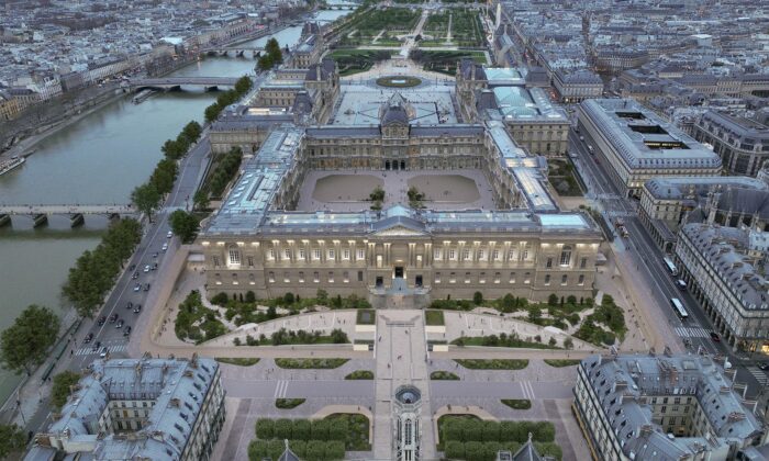 Louvre se&nbsp;téměř po 40 letech od&nbsp;pyramid promění díky novým vstupům skrze podzemí