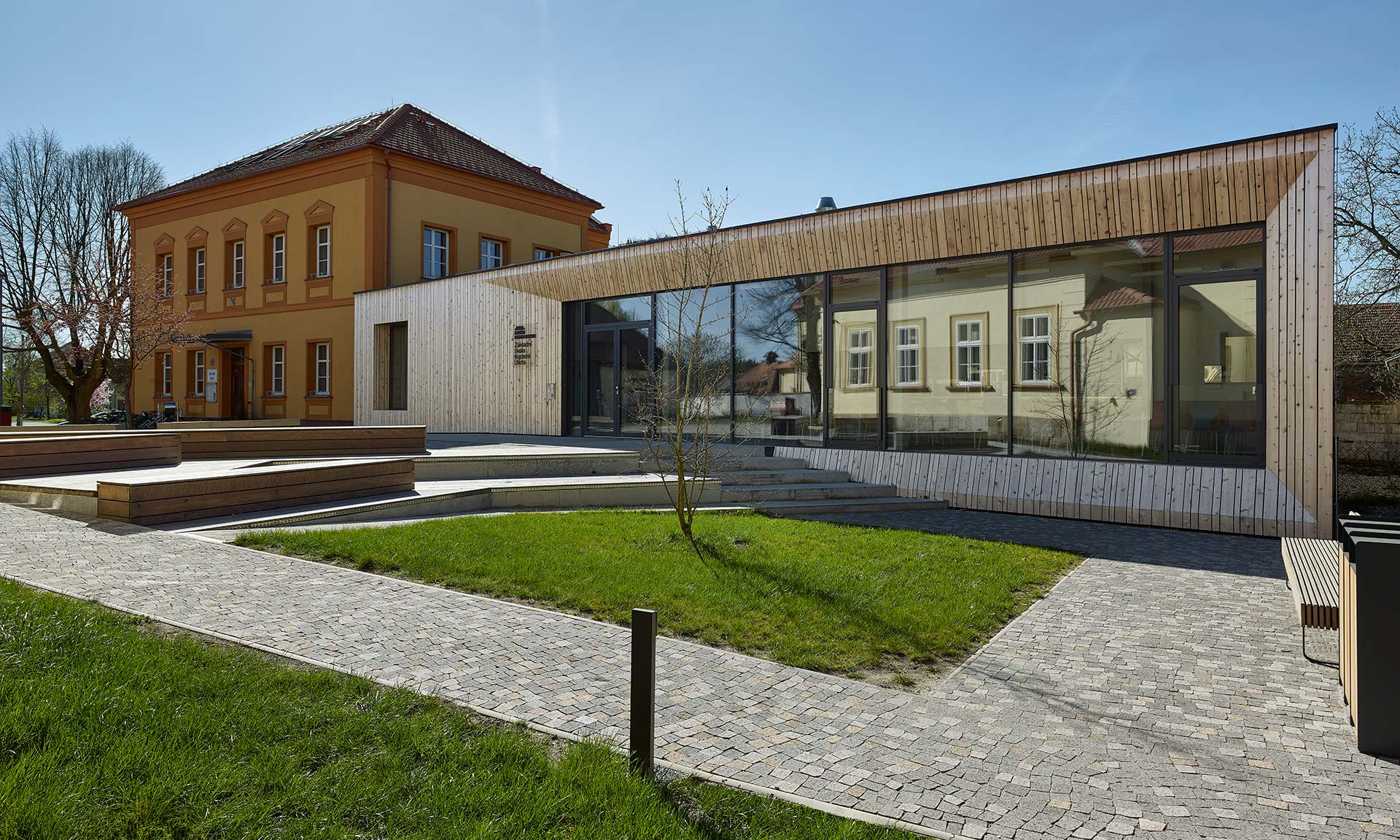Škola z&nbsp;19.&nbsp;století v&nbsp;Kostelní Lhotě dostala moderní dřevěnou přístavbu pro rozšíření učeben