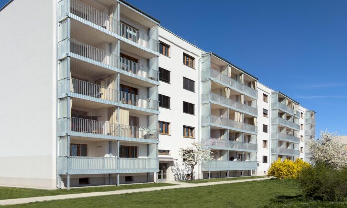 Pětipodlažní panelový dům v&nbsp;Praze získal rekonstrukcí svěží vzhled a&nbsp;prostorné lodžie