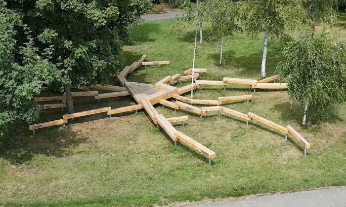 Střed Středokluk je&nbsp;hravá instalace ve&nbsp;tvaru obce na&nbsp;pomezí lavičky a&nbsp;prolézačky