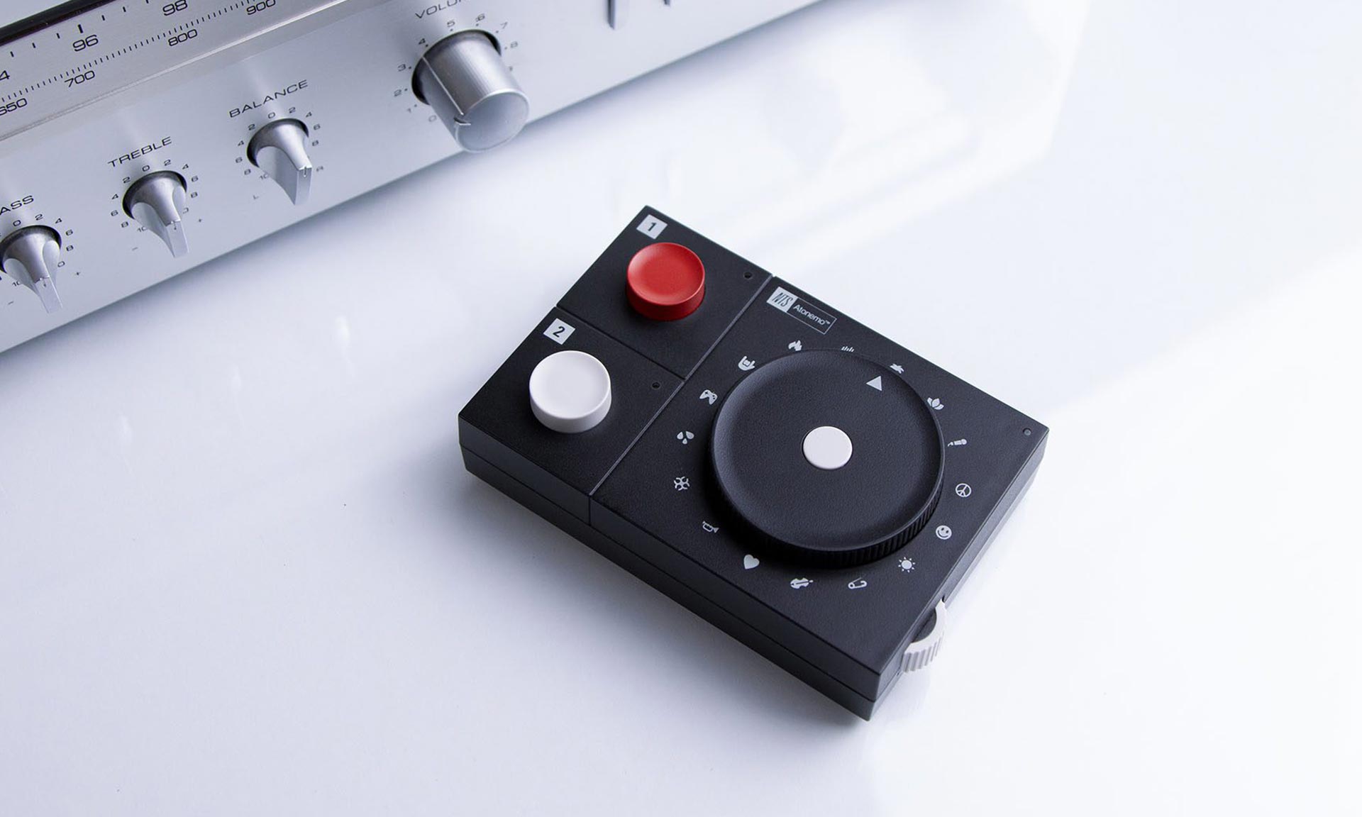 Atonemo NTS Radio Player je&nbsp;krabička s&nbsp;retro designem schopná oživit starý kazeťák streamováním hudby