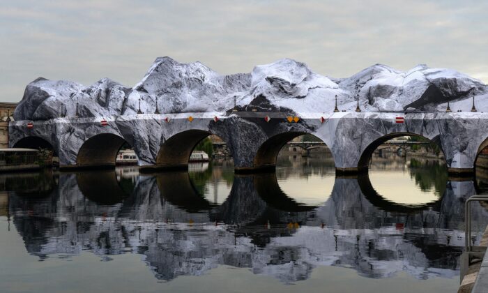 Historický pařížský most se&nbsp;proměnil na&nbsp;skalnatý masiv v&nbsp;instalaci La Caverne du Pont Neuf od&nbsp;JR