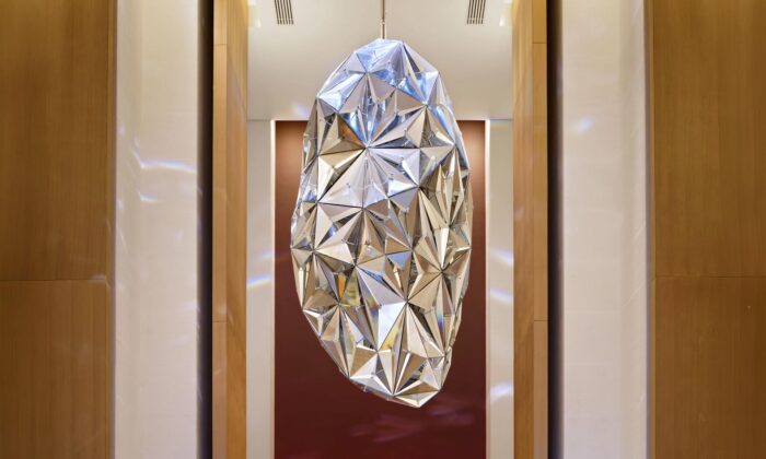 Česká značka Lasvit vytvořila pro kuvajtský hotel Four Seasons instalaci největšího krystalu na&nbsp;světě