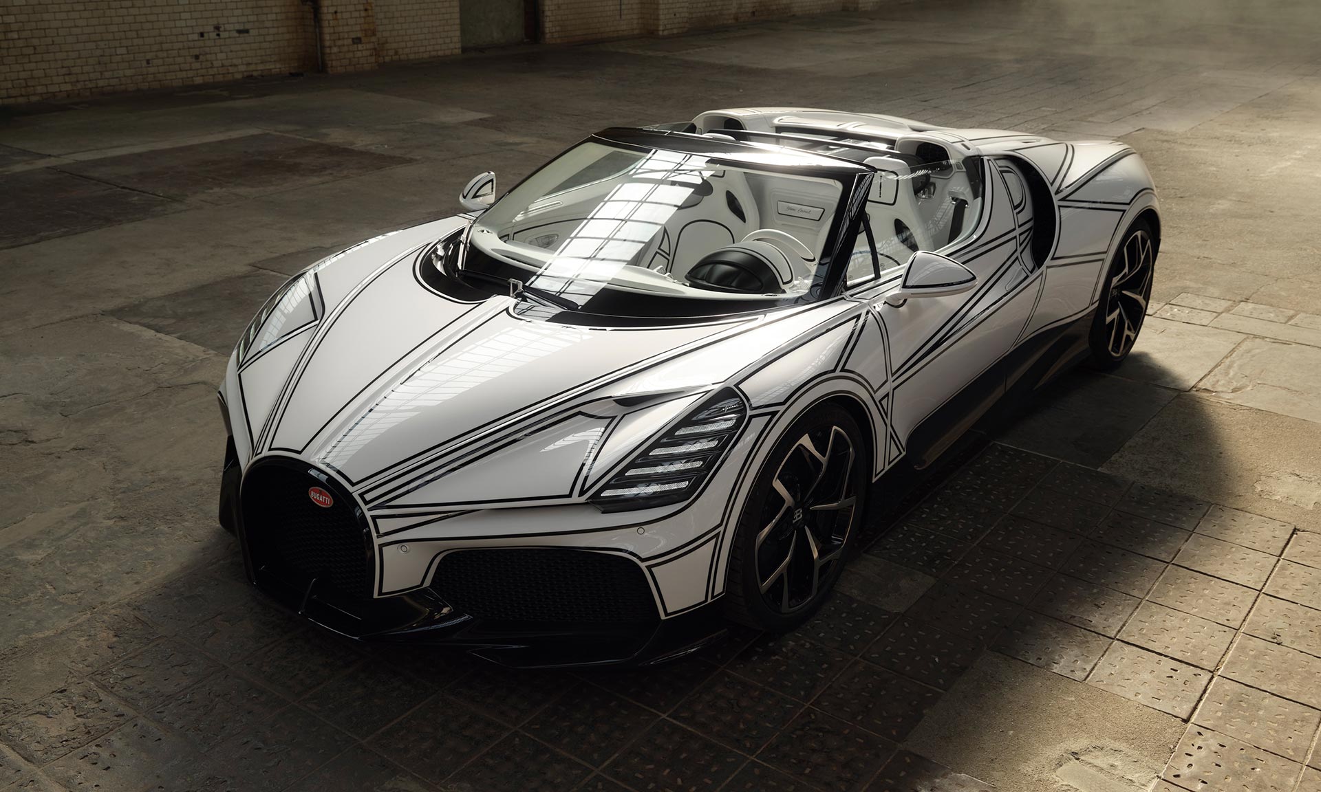 Bugatti představilo jedinečný ručně malovaný supersport W16 Mistral Blanc Éternel inspirovaný porcelánem