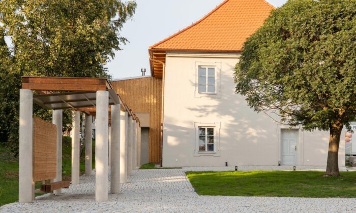 Chátrající fara v&nbsp;Drnovicích u&nbsp;Vyškova byla obnovena do&nbsp;původní krásy včetně kolonády se&nbsp;zastávkou