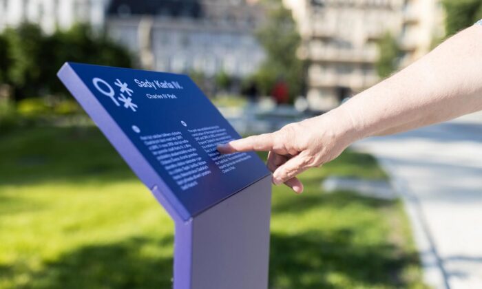 Karlovy Vary mají nový městský orientační a&nbsp;informační systém v&nbsp;modrobílém provedení