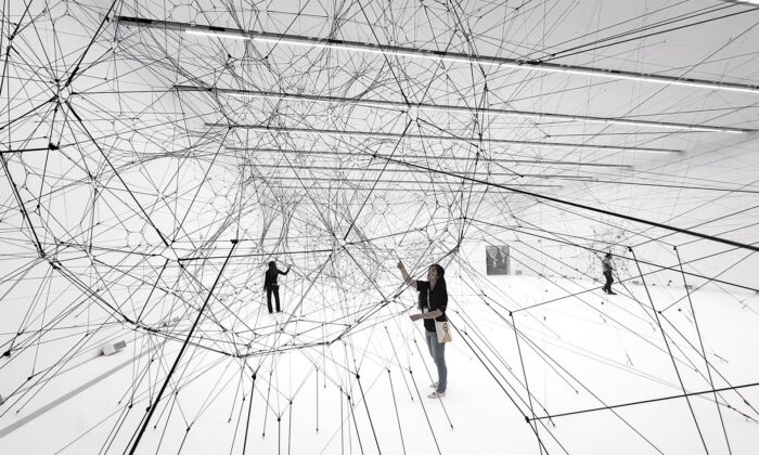 Tomás Saraceno otevřel výstavu Interwoven s&nbsp;instalacemi inspirovanými světem pavouků a&nbsp;lehkostí mraků