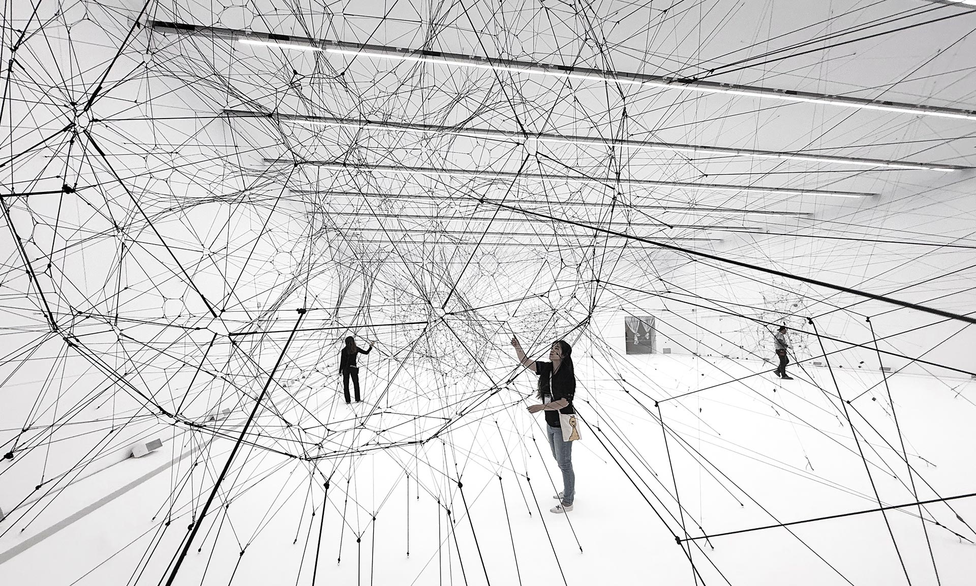 Tomás Saraceno otevřel výstavu Interwoven s&nbsp;instalacemi inspirovanými světem pavouků a&nbsp;lehkostí mraků