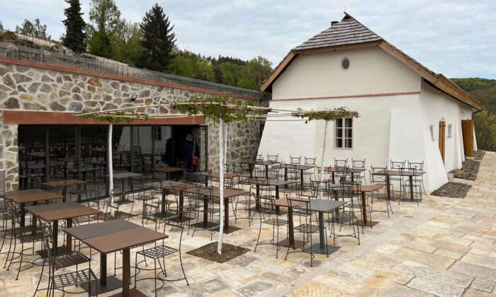 Viniční domek ve&nbsp;vinici sv.&nbsp;Kláry v&nbsp;pražské botanické zahradě se&nbsp;dočkal ohleduplné renovace a&nbsp;přístavby