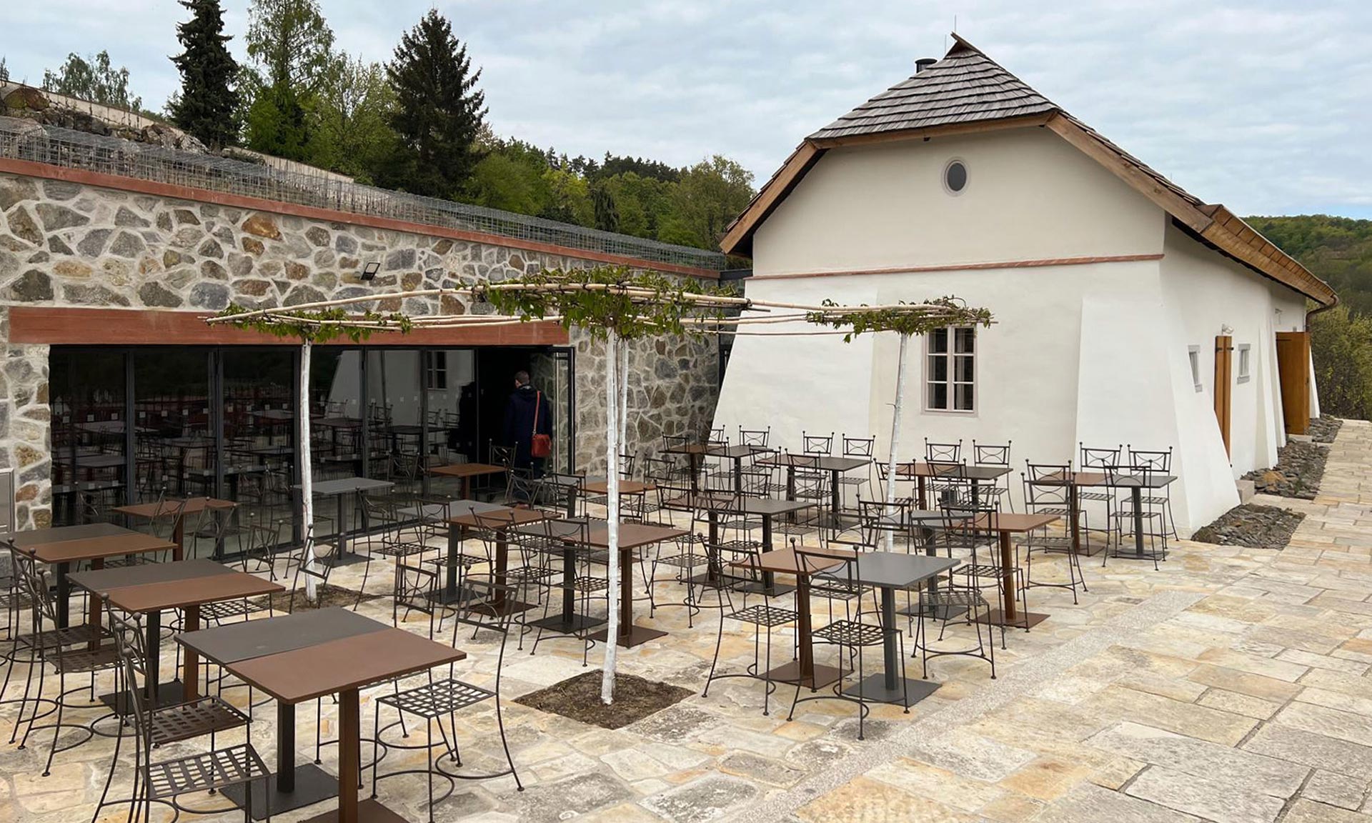 Viniční domek ve&nbsp;vinici sv.&nbsp;Kláry v&nbsp;pražské botanické zahradě se&nbsp;dočkal ohleduplné renovace a&nbsp;přístavby