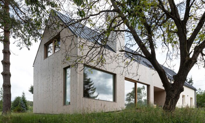 Starý rodinný dům v&nbsp;obci na&nbsp;Liberecku rozšířila po rekonstrukci moderní minimalistická přístavba