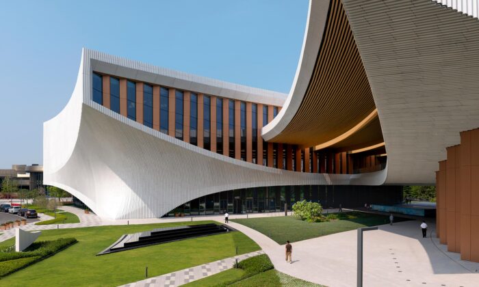 ZHA postavili výstavní a&nbsp;divadelní centrum u&nbsp;jezera Songshan inspirované bílými rouchy