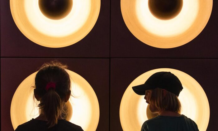 Dánské Design Museum oslavuje 100 let Vernera Pantona výstavou jeho nejvýznamnějšího nábytku a&nbsp;svítidel