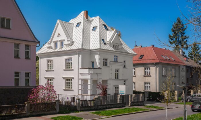 Historická vila Sadová v&nbsp;Ostravě se&nbsp;po citlivé rekonstrukci oblékla celá do&nbsp;bílé barvy