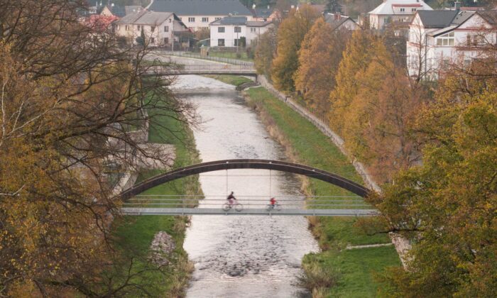 V&nbsp;Žamberku vznikla unikátní oblouková lávka přes Divokou Orlici z&nbsp;ultravysoce hodnotného betonu