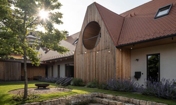 Rodinný dům v&nbsp;Praze na&nbsp;Břevnově dostal nenápadný design a&nbsp;působí jako rekonstrukce