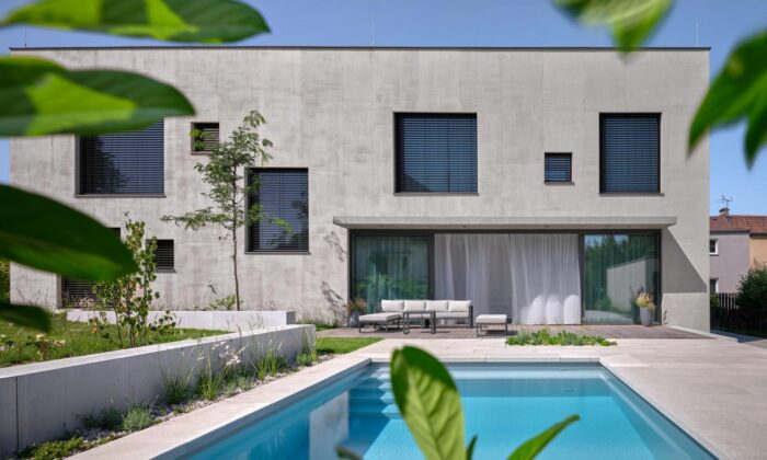 Rodinný dům v&nbsp;Čakovicích má minimalistický design s&nbsp;česanou fasádou a&nbsp;příjemnou zahradu