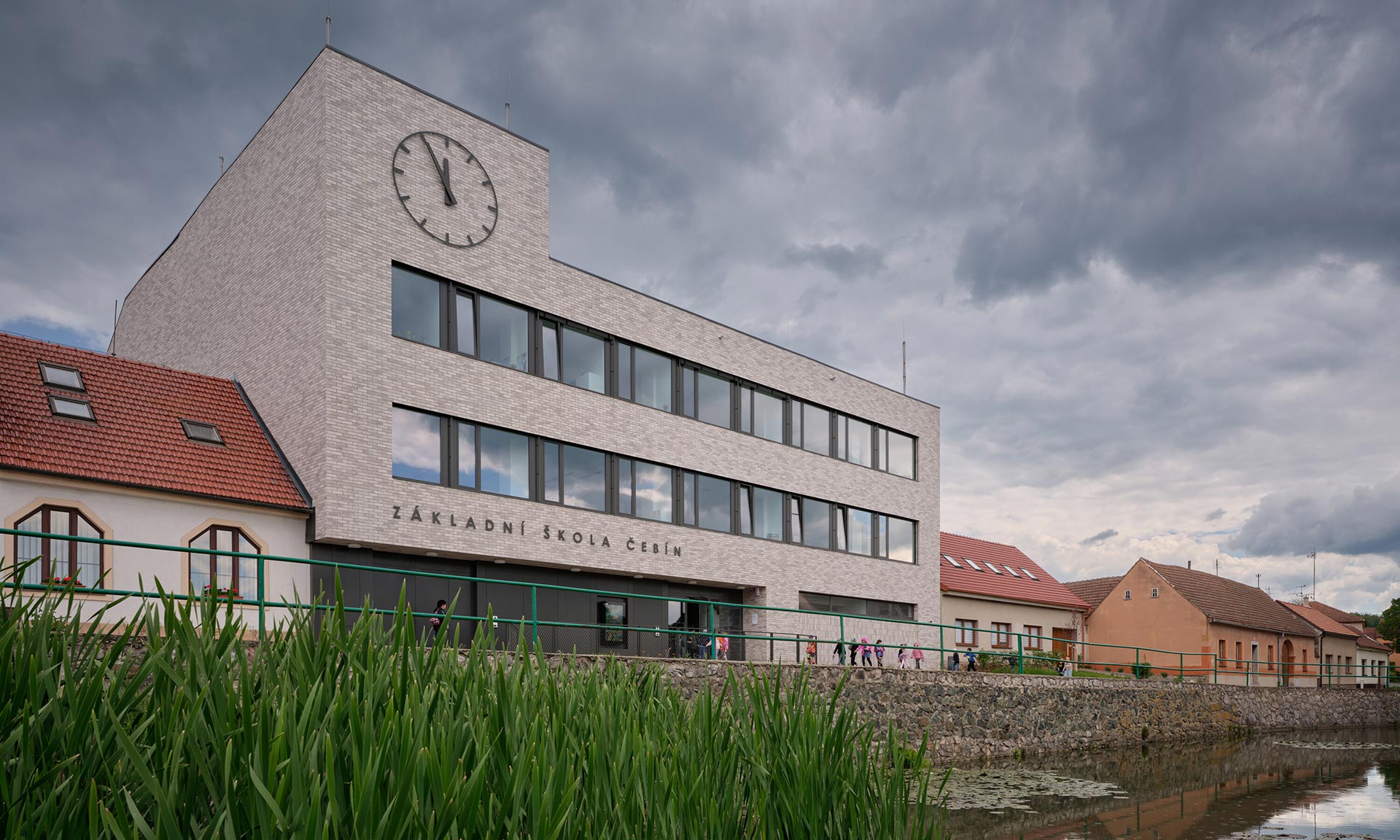Bývalý obchodní dům Jednota ze 70.&nbsp;let se&nbsp;proměnil na&nbsp;Základní školu Čebín