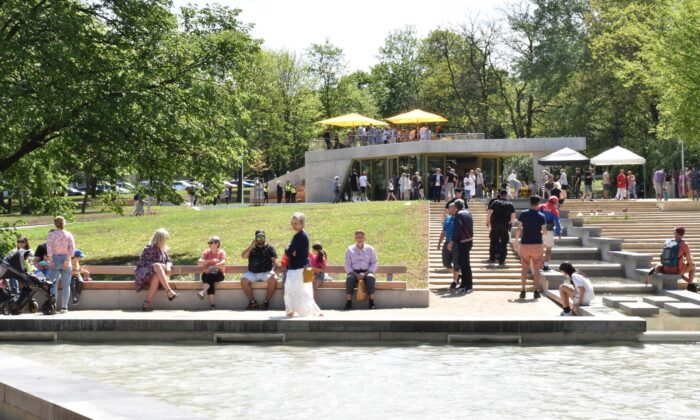 Most revitalizoval park Střed a mimo teras přidal kavárnu a řadu aktivních prvků