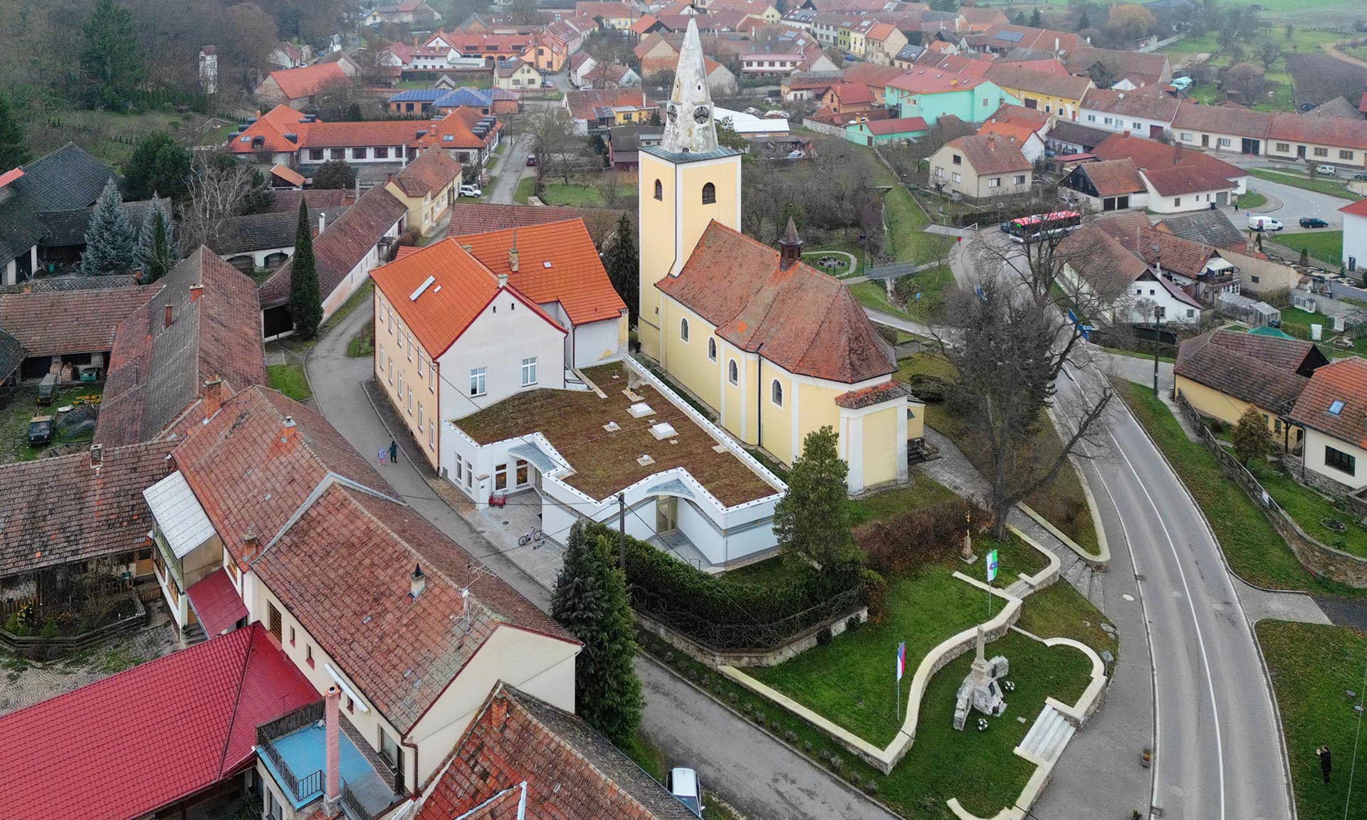 Základní škola ve&nbsp;Veverských Knínicích dostala decentní přístavbu se&nbsp;zelenou střechou