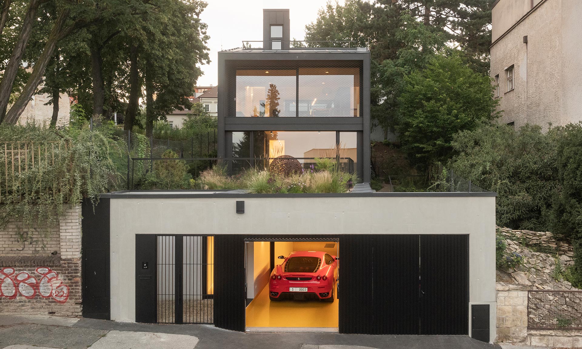Do&nbsp;svahu v&nbsp;Kobylisích byl vetknut nenápadný třípodlažní rodinný dům Black House