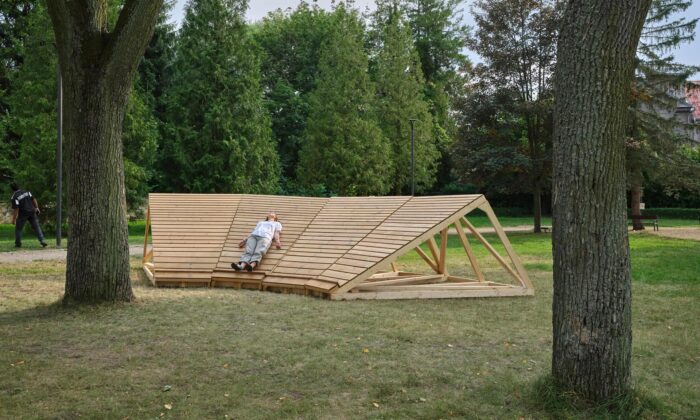 Týmy architektů postavily na&nbsp;Cabin Fever 2026 pět mobilních dřevěných kabin a&nbsp;instalací