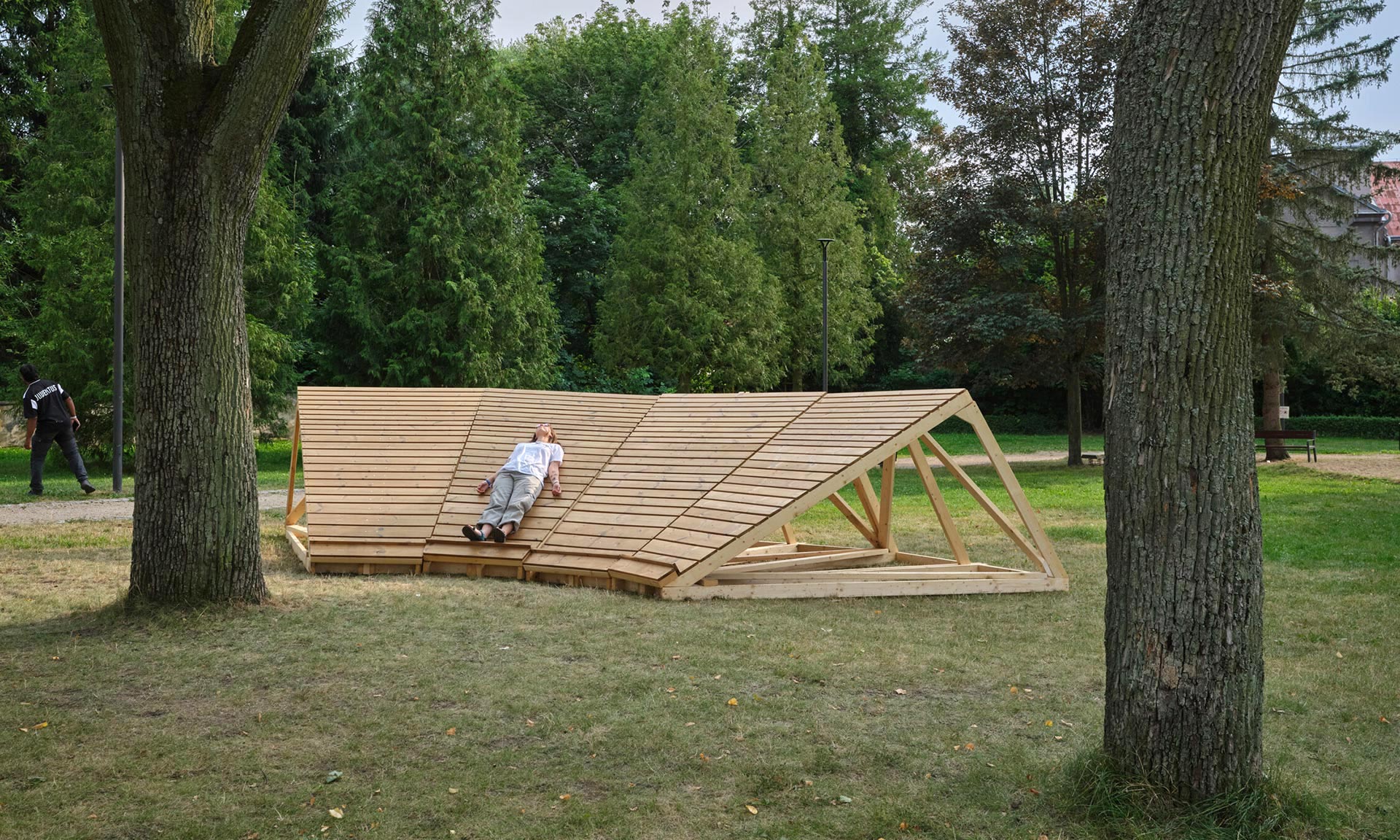 Týmy architektů postavily na&nbsp;Cabin Fever 2026 pět mobilních dřevěných kabin a&nbsp;instalací