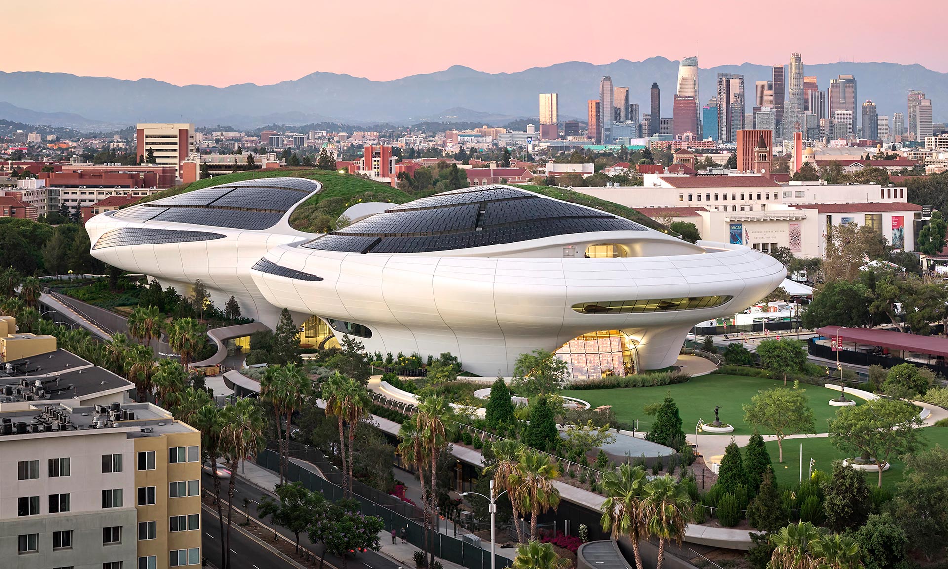 Lucas Museum of Narrative Art se&nbsp;otevírá s&nbsp;futuristickým organickým designem inspirovaným mrakem