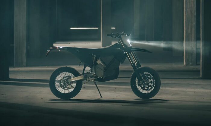 Stark Varg SM je&nbsp;odpružená elektrická motorka s&nbsp;minimalistickým designem určená na&nbsp;silnice i&nbsp;do&nbsp;terénu