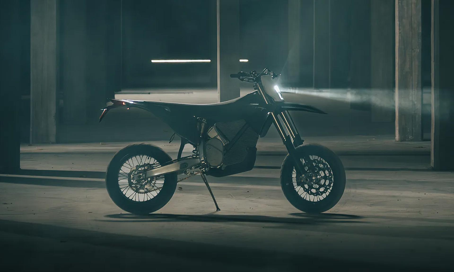 Stark Varg SM je&nbsp;odpružená elektrická motorka s&nbsp;minimalistickým designem určená na&nbsp;silnice i&nbsp;do&nbsp;terénu