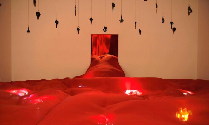 Annette Messager otevřela v&nbsp;Praze rozsáhlou výstavu Tragikomedie plnou provokativních děl