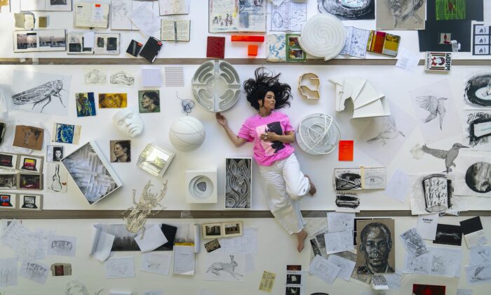 Es Devlin otevřela v&nbsp;londýnském Design Museum retrospektivní výstavu mapující 30 let její práce