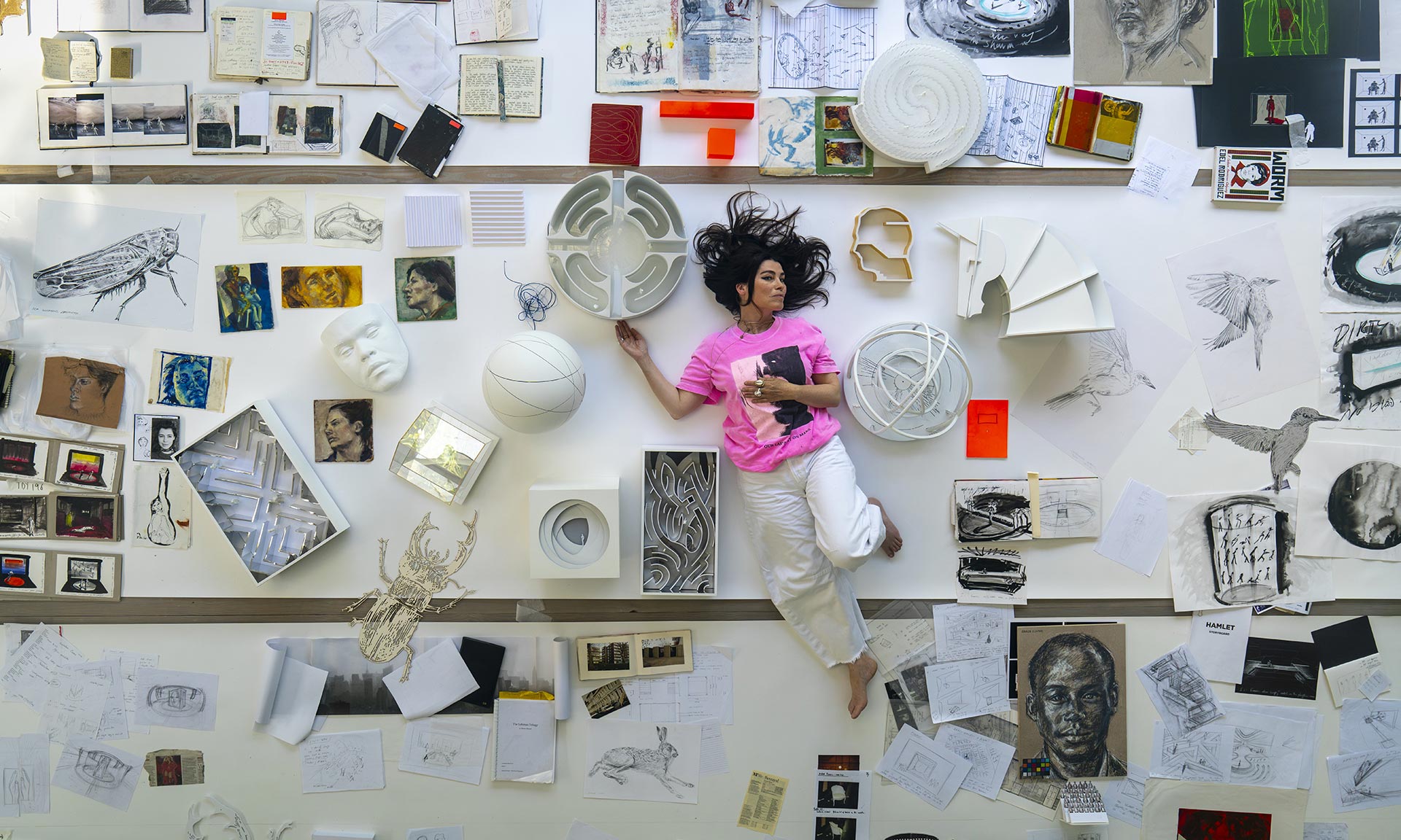 Es Devlin otevřela v&nbsp;londýnském Design Museum retrospektivní výstavu mapující 30 let její práce