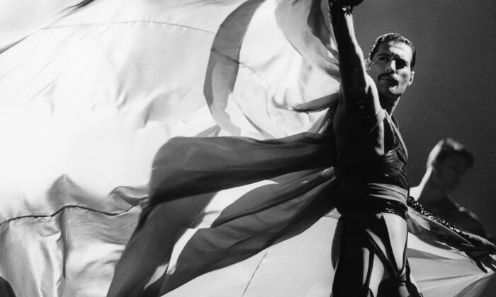 Londýn otevřel unikátní výstavu oblečení a&nbsp;nezapomenutelných kostýmů Freddieho Mercuryho