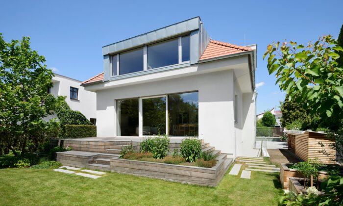 Vila v&nbsp;Poděbradech z&nbsp;30.&nbsp;let se&nbsp;po citlivé rekonstrukci otevřela více do&nbsp;zahrady