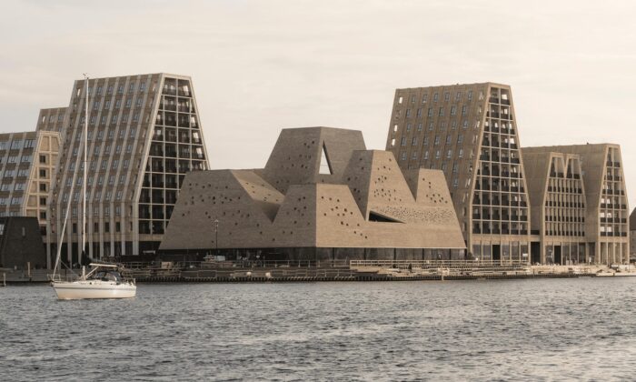 Kengo Kuma postavil v&nbsp;Kodani veřejné koupaliště s&nbsp;deseti bazény včetně jednoho venkovního